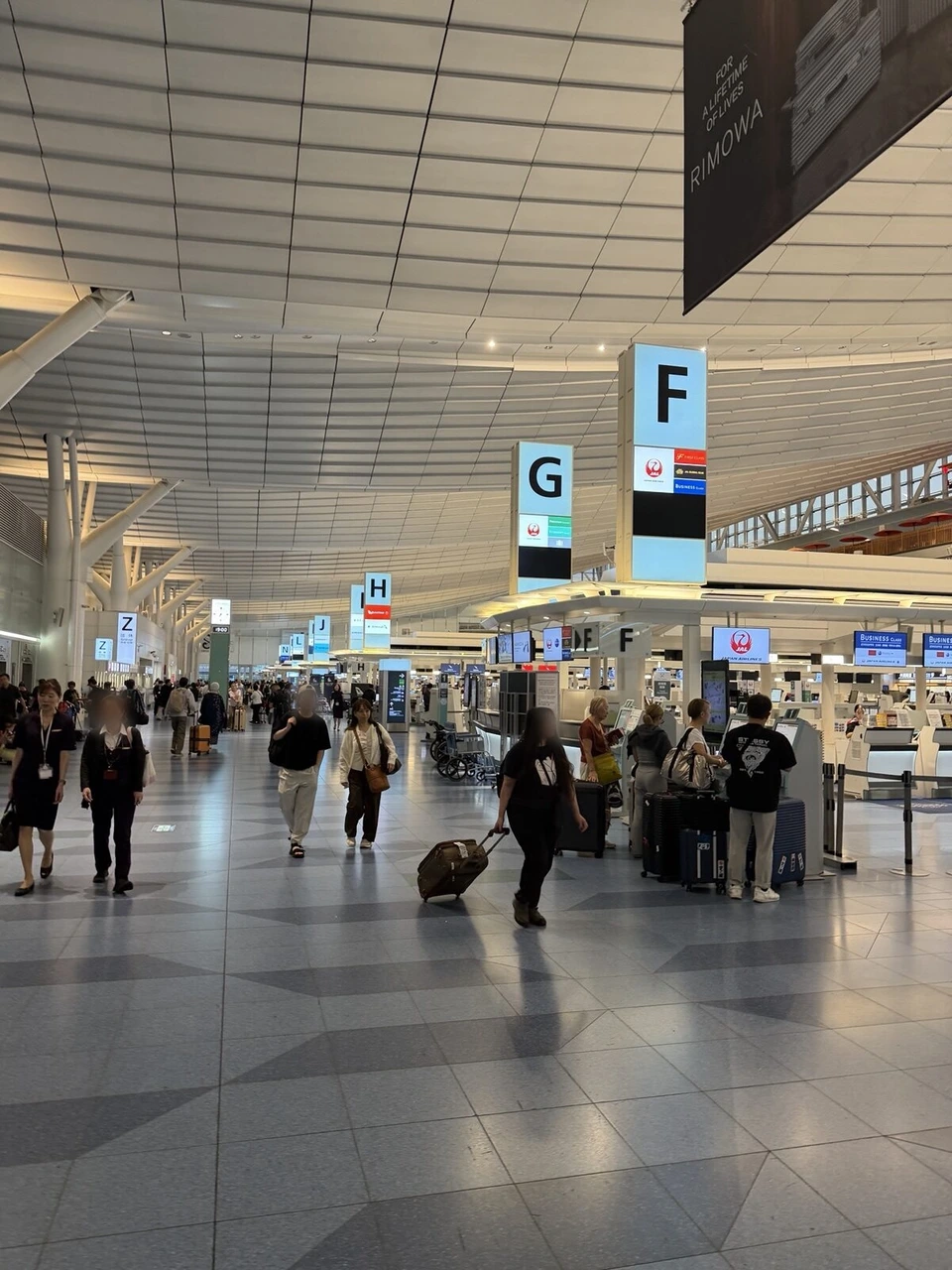 夜の羽田空港第3ターミナル出発ロビー。F・G・Hのチェックインカウンターの案内