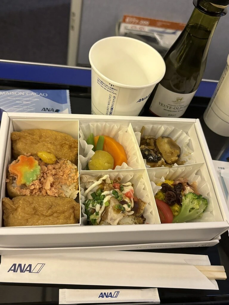NH36 プレミアムクラスの弁当を真上から。ワインの小瓶とジュース