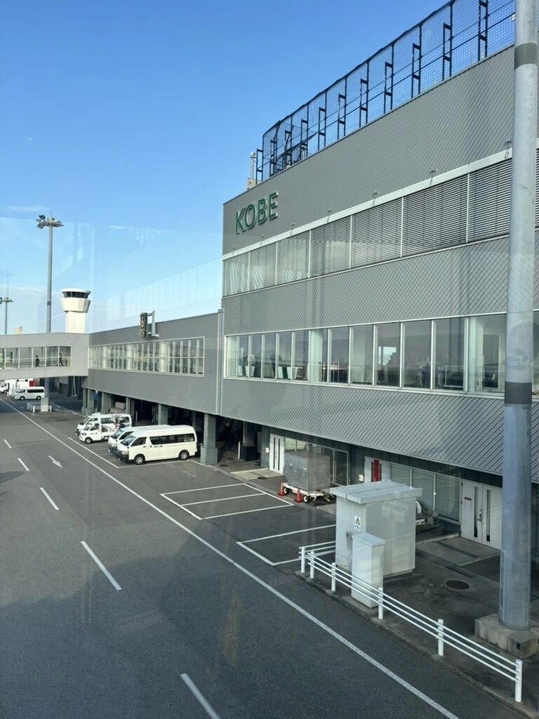 朝の神戸空港ターミナルの外観と、前の道路