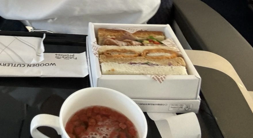 ANA国内線プレミアムクラスの朝食。箱に入ったカツサンドと野菜のサンドイッチ、トマトのスープ