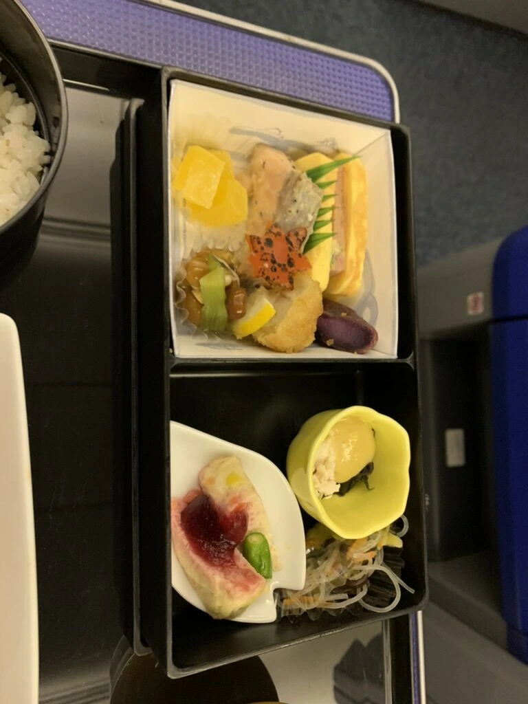 NH478 プレミアムクラスのおかずの詰め合わせ。卵焼き、紫いも、豆の煮物、揚げ物、春雨の和え物、小鉢