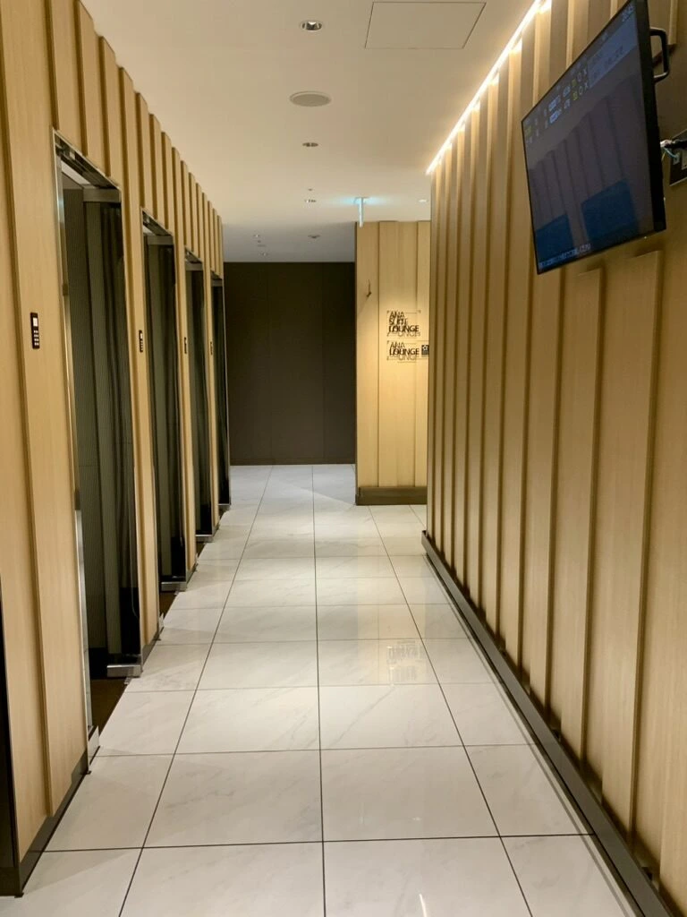 那覇空港のANAラウンジへ続く木目の壁の通路