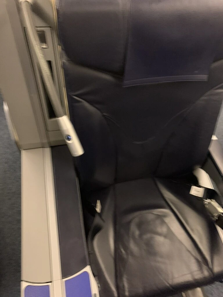 ANA NH478（767-300）のプレミアムクラスの座席2D。紺色の革張り