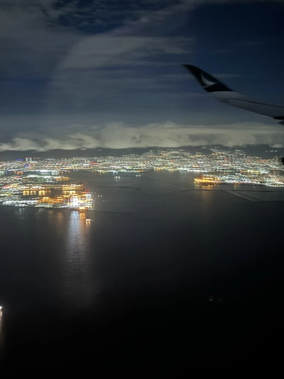 CX502の着陸前、主翼の向こうに見える大阪湾岸の夜景