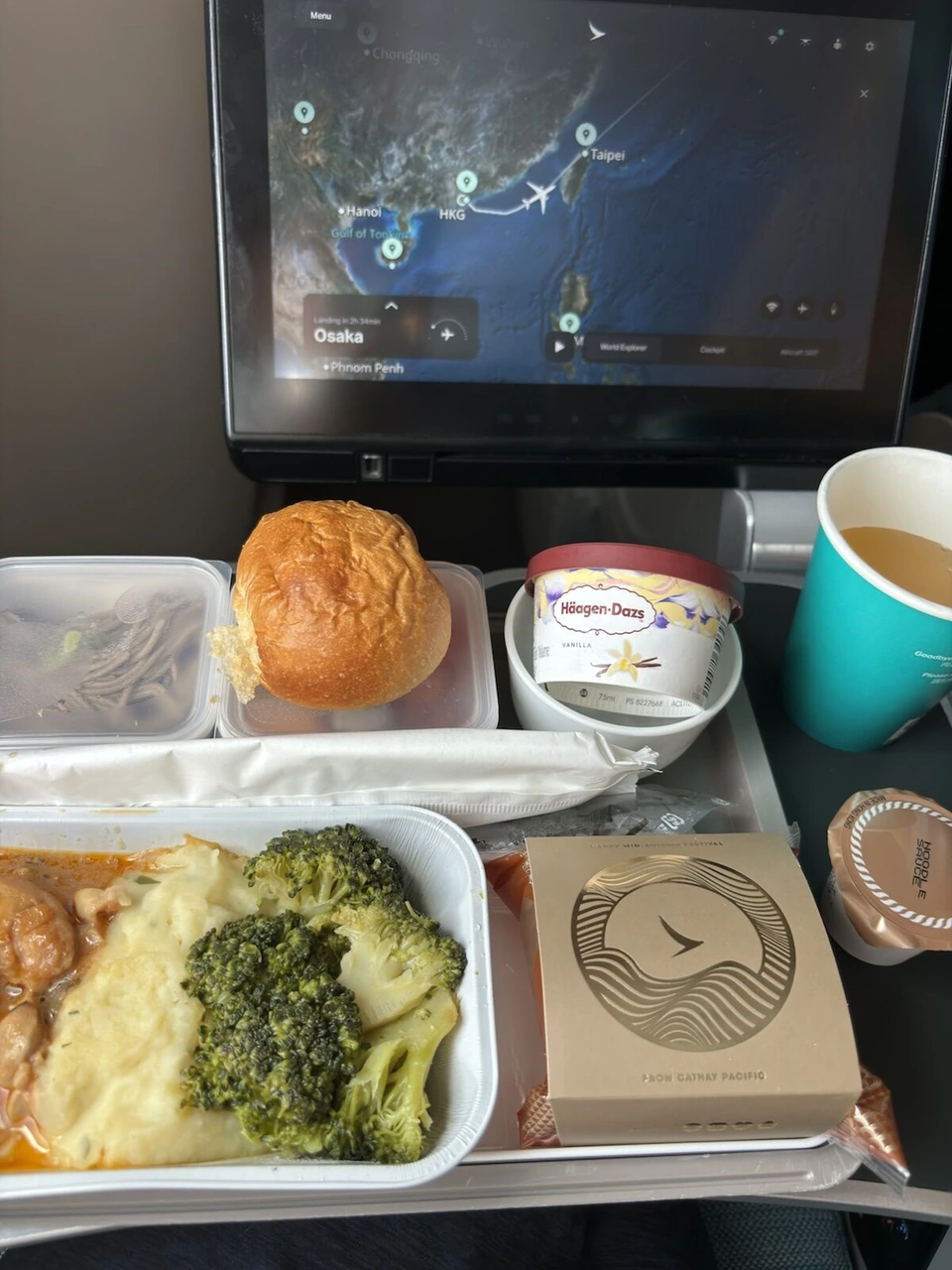 CX502の機内食。ブロッコリーとポテトのグラタン風の料理、パン、ハーゲンダッツ、中秋節の月餅の箱