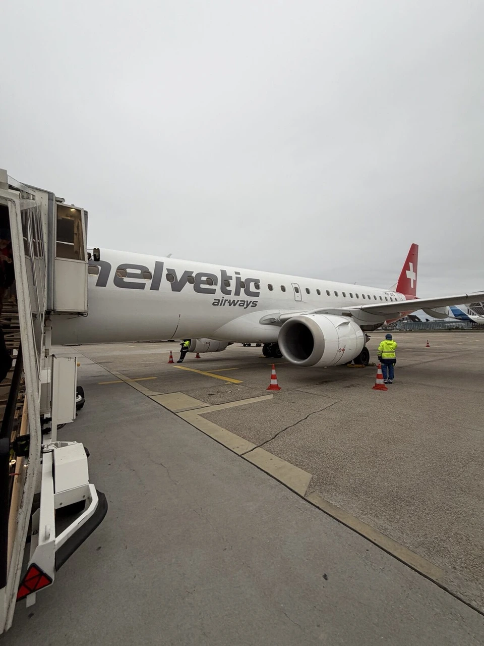 フランクフルト空港でタラップから降りたあとに見たヘルベティック航空機
