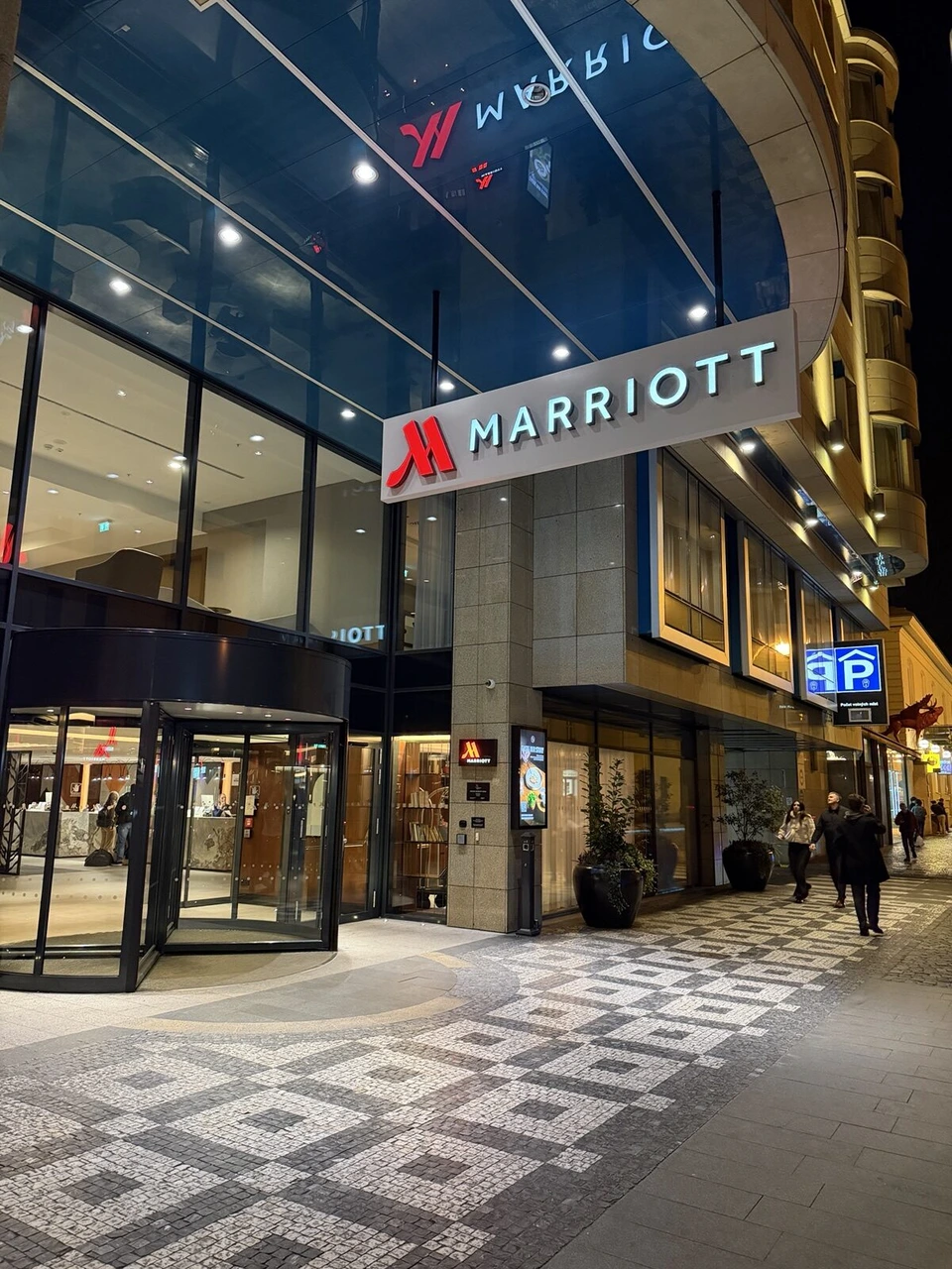 夜のプラハ・マリオット・ホテルの入口とMARRIOTTの看板