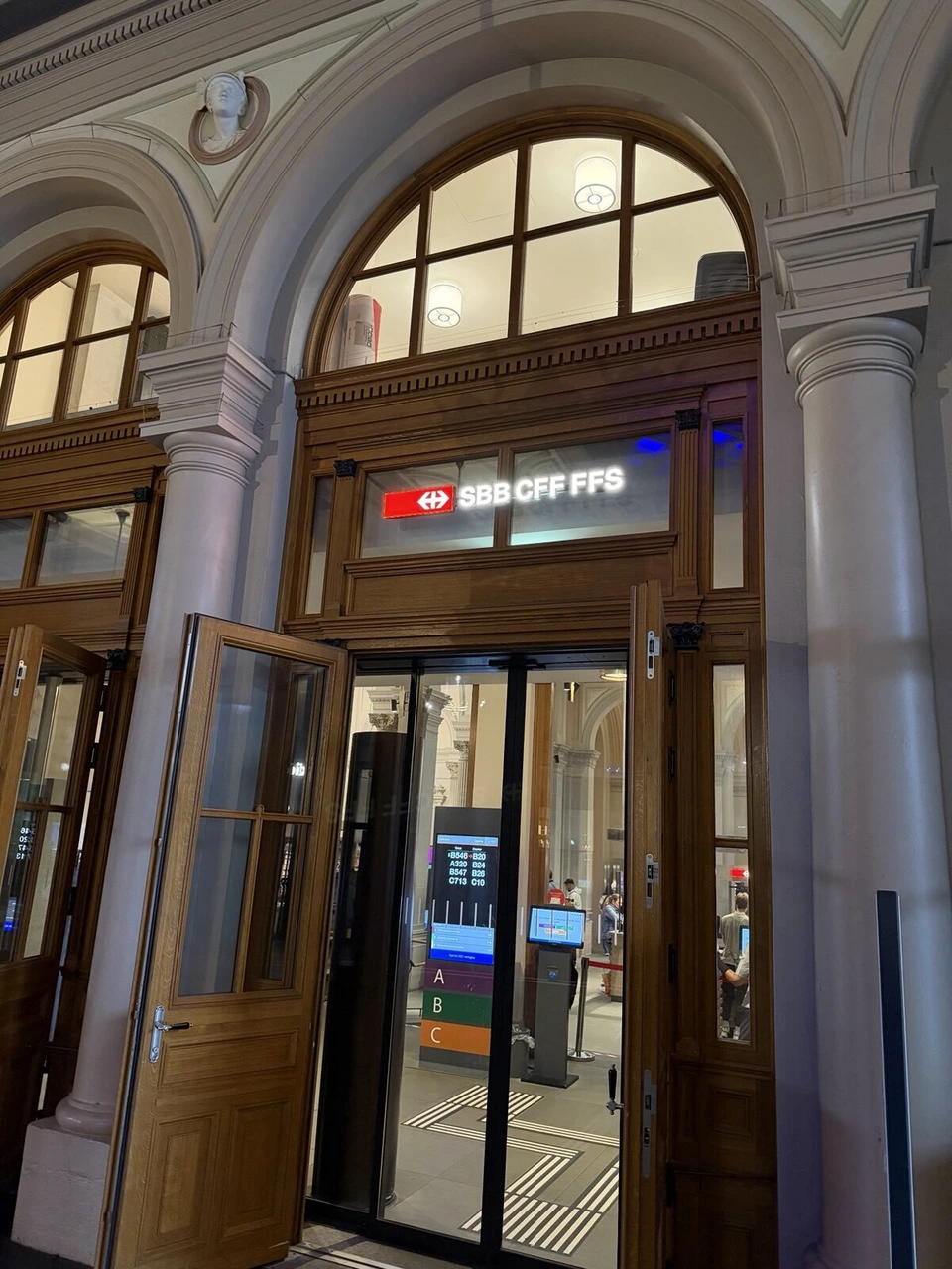 チューリッヒ中央駅のアーチ形の木の扉とSBB CFF FFSの表示