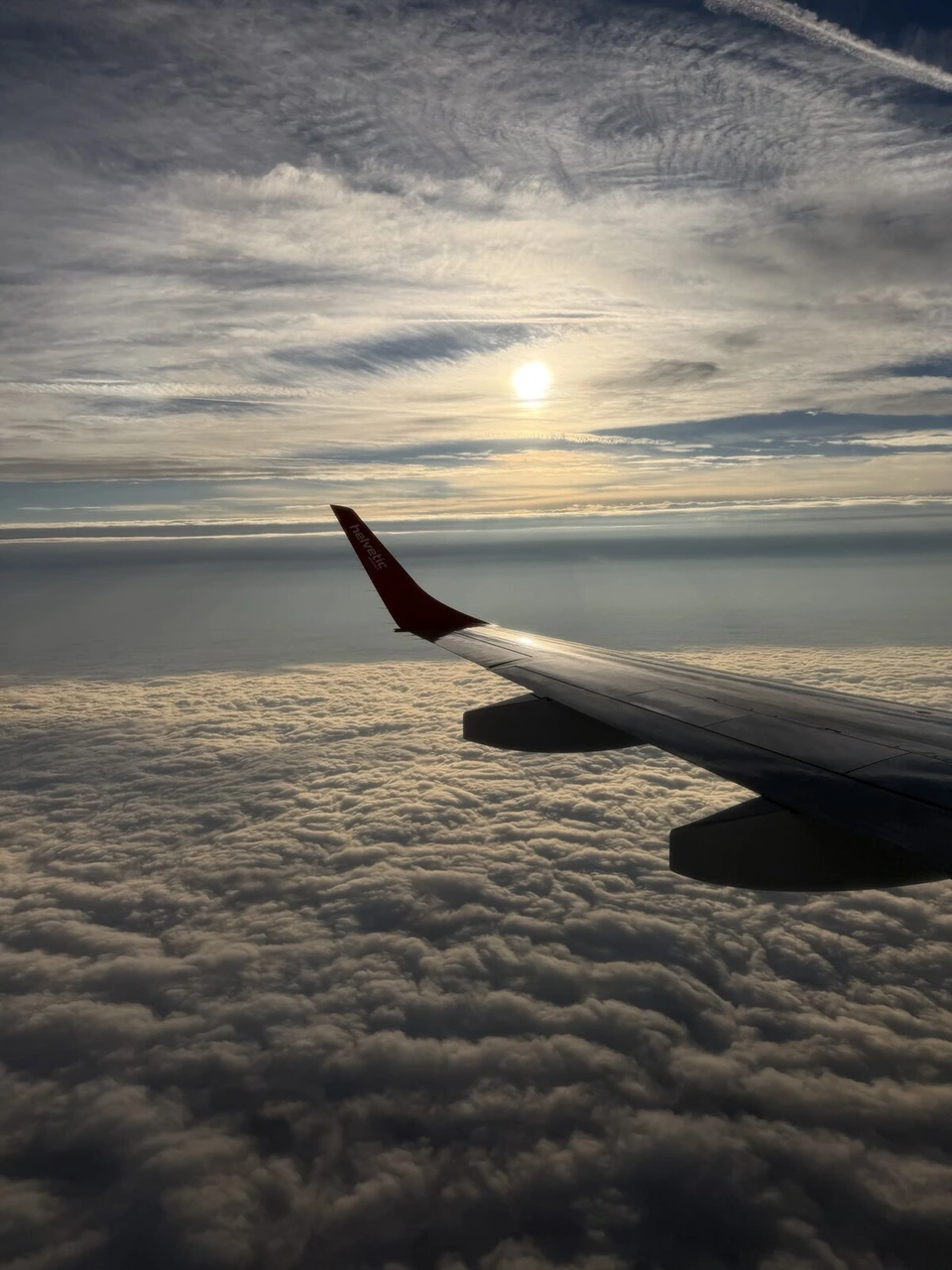 夕方の雲海と主翼、上空のすじ雲