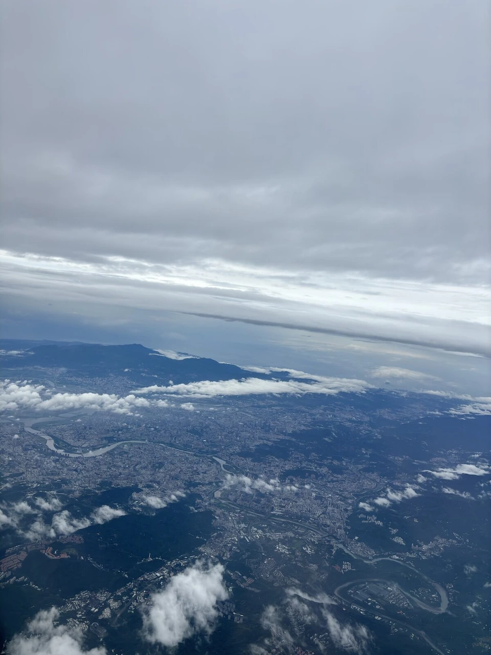 雲の切れ間から見た台湾北部の街と川