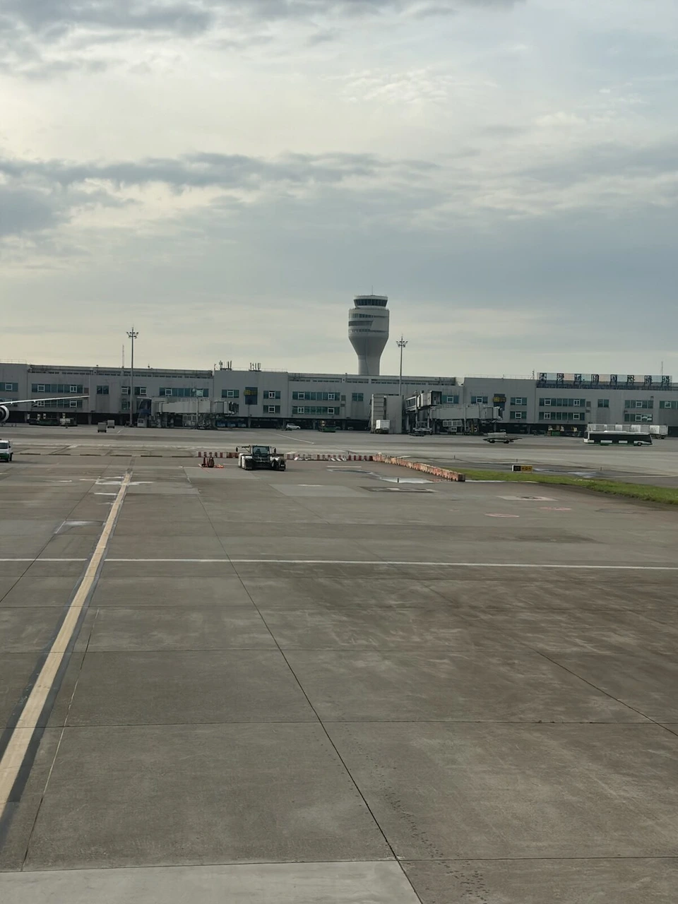 地上走行中の機内から見た桃園空港の管制塔とターミナル