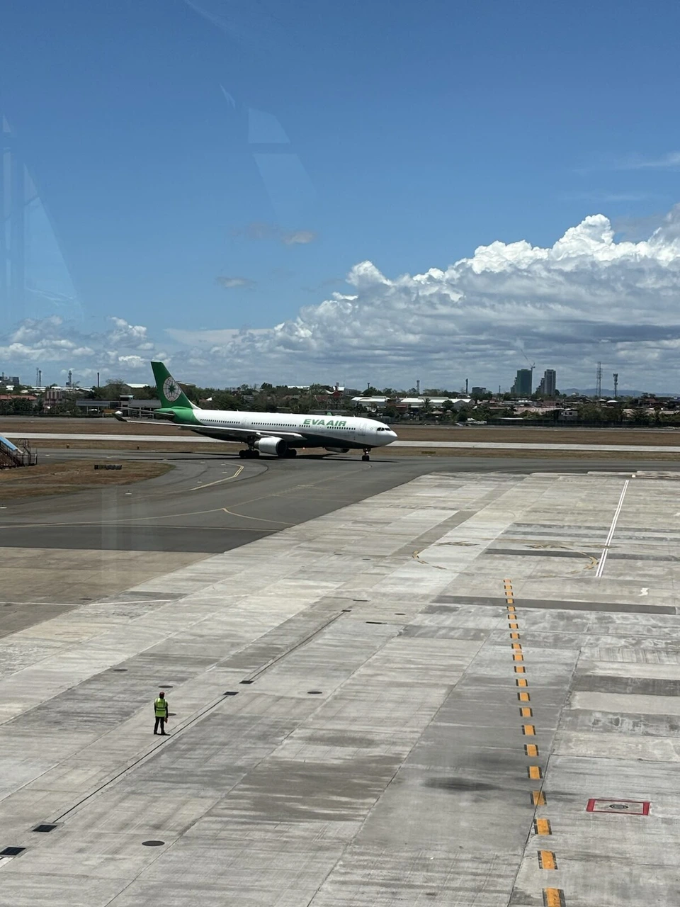 滑走路から駐機場へ入ってくるエバー航空のA330