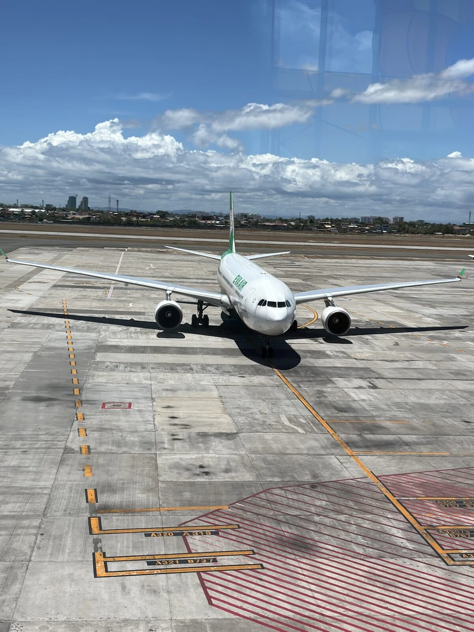 正面から見たエバー航空のA330
