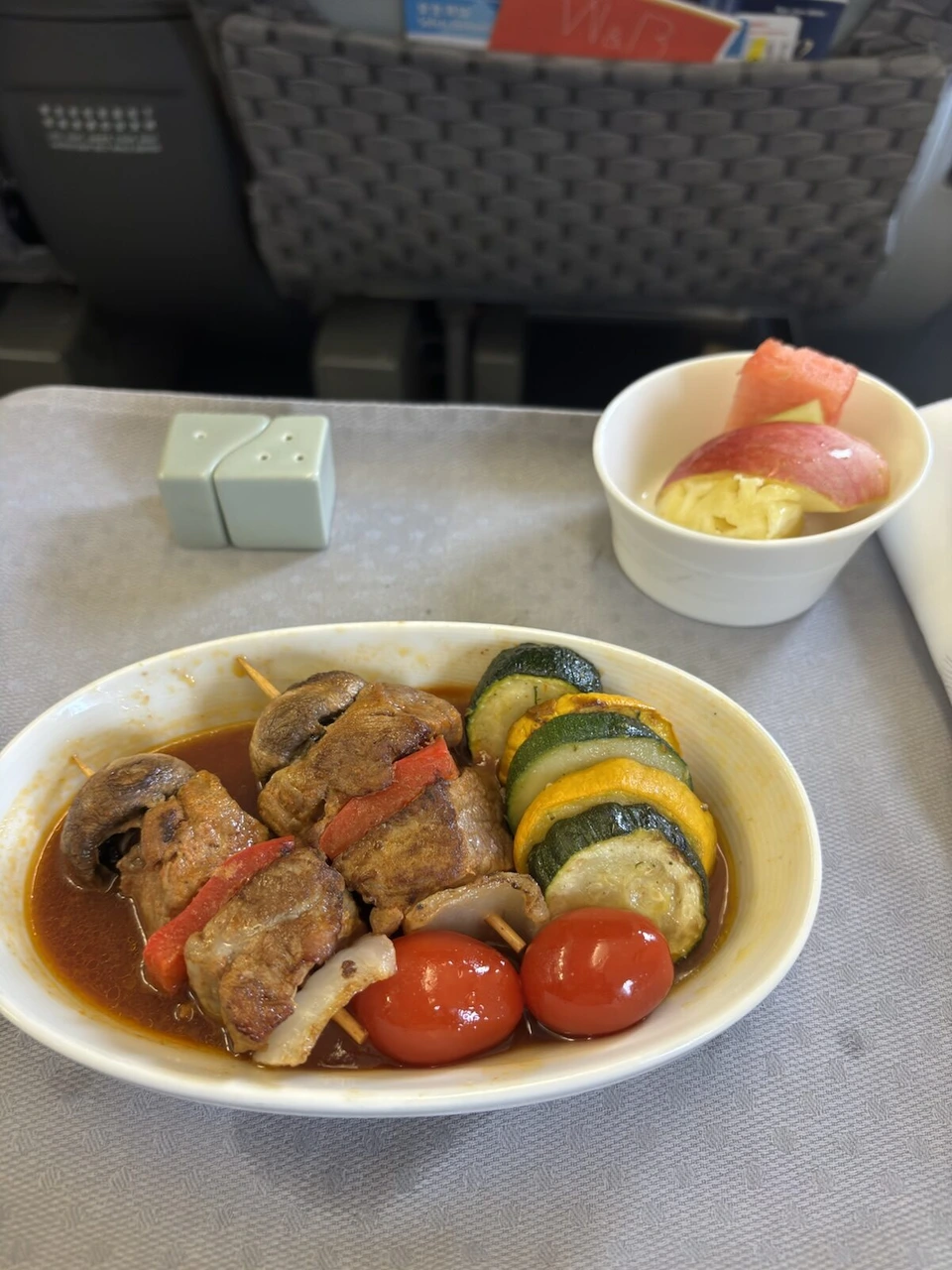 エバー航空BR186(A321)ビジネスクラスの機内食。肉と野菜の串焼きにトマトソース、ミニトマト、フルーツ