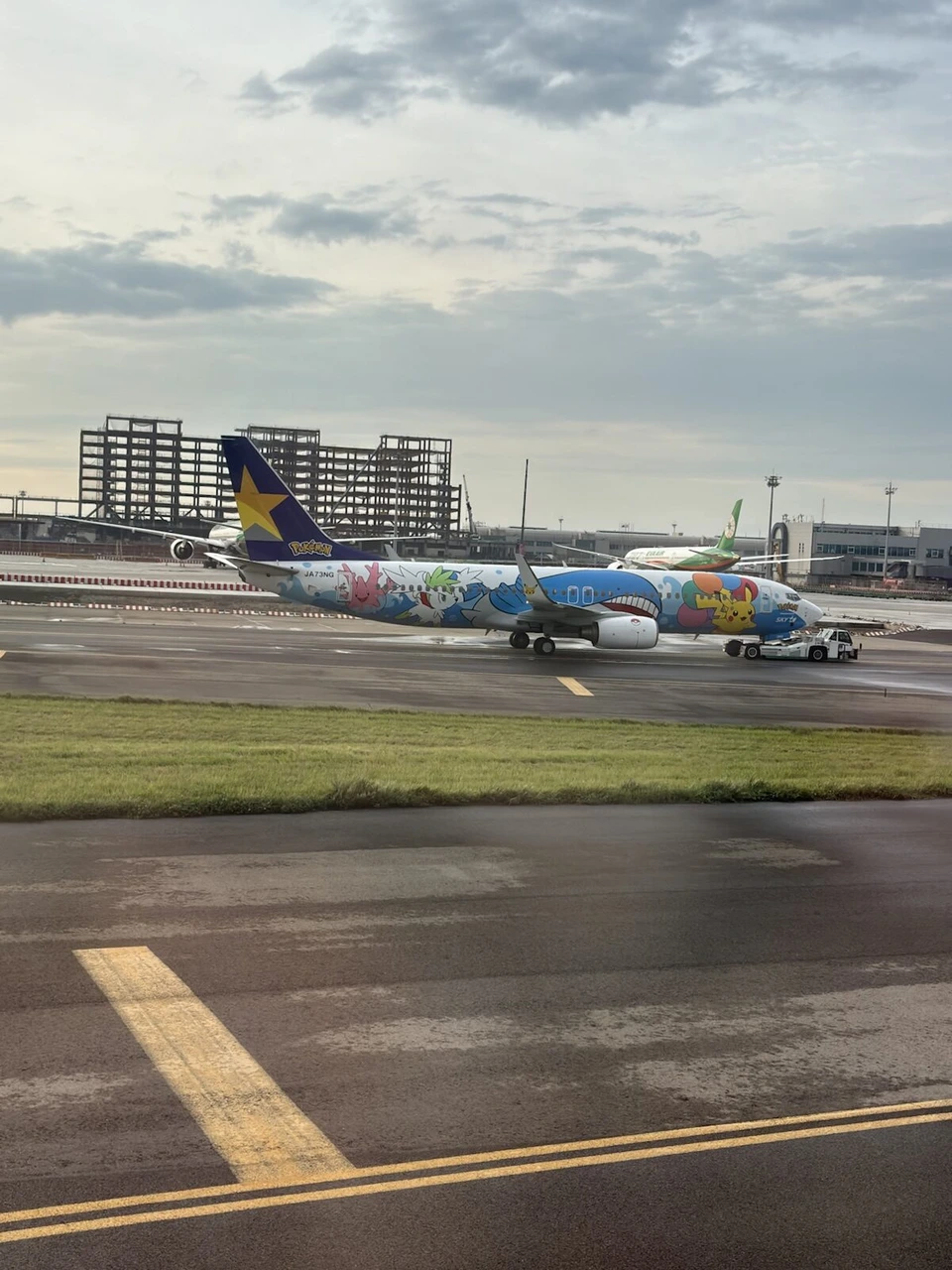桃園空港の誘導路にいるポケモン塗装のスカイマーク機