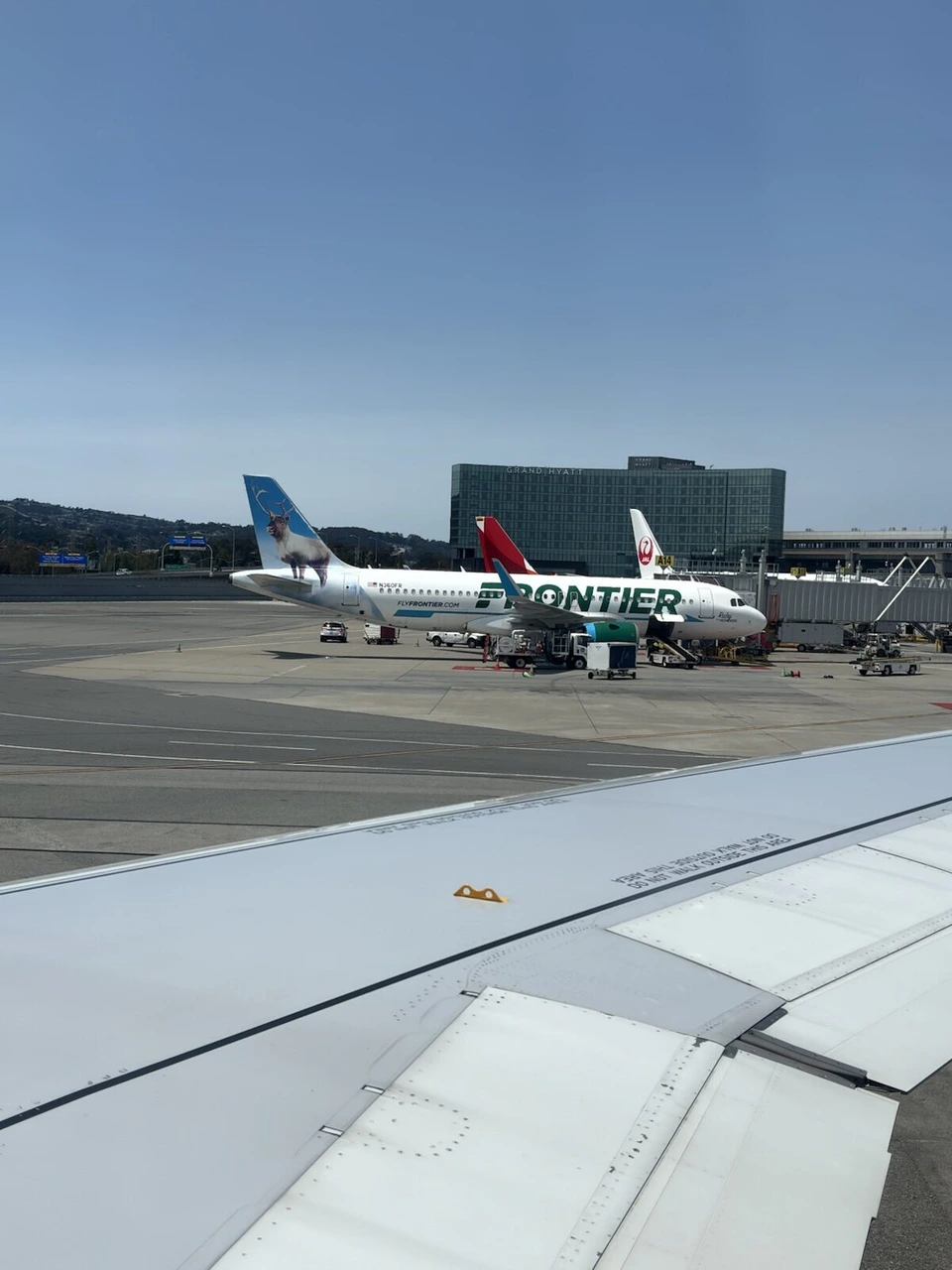 機内の窓から見たサンフランシスコ空港に並ぶフロンティア航空の機体