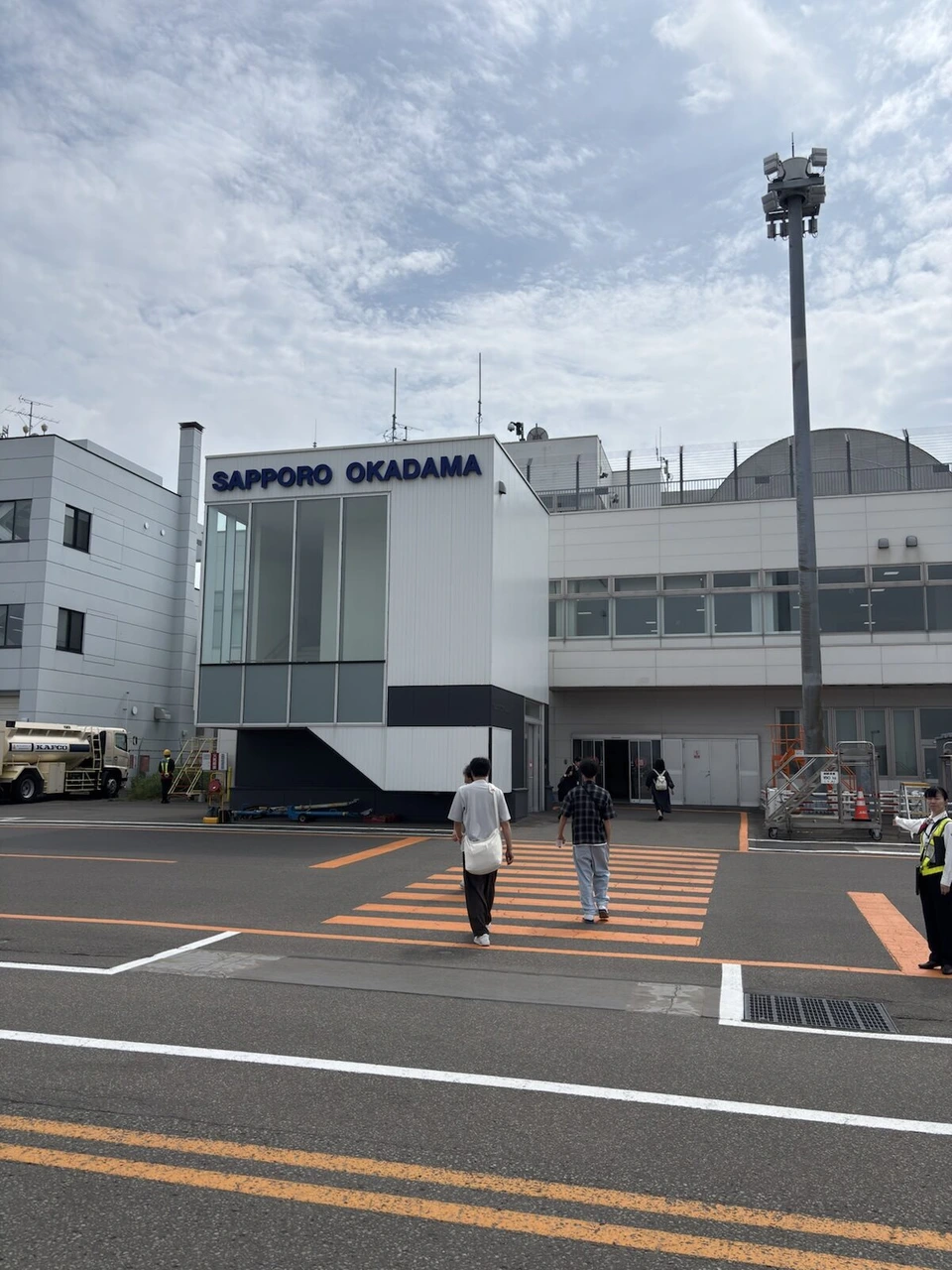 札幌丘珠空港のターミナル。SAPPORO OKADAMAの文字