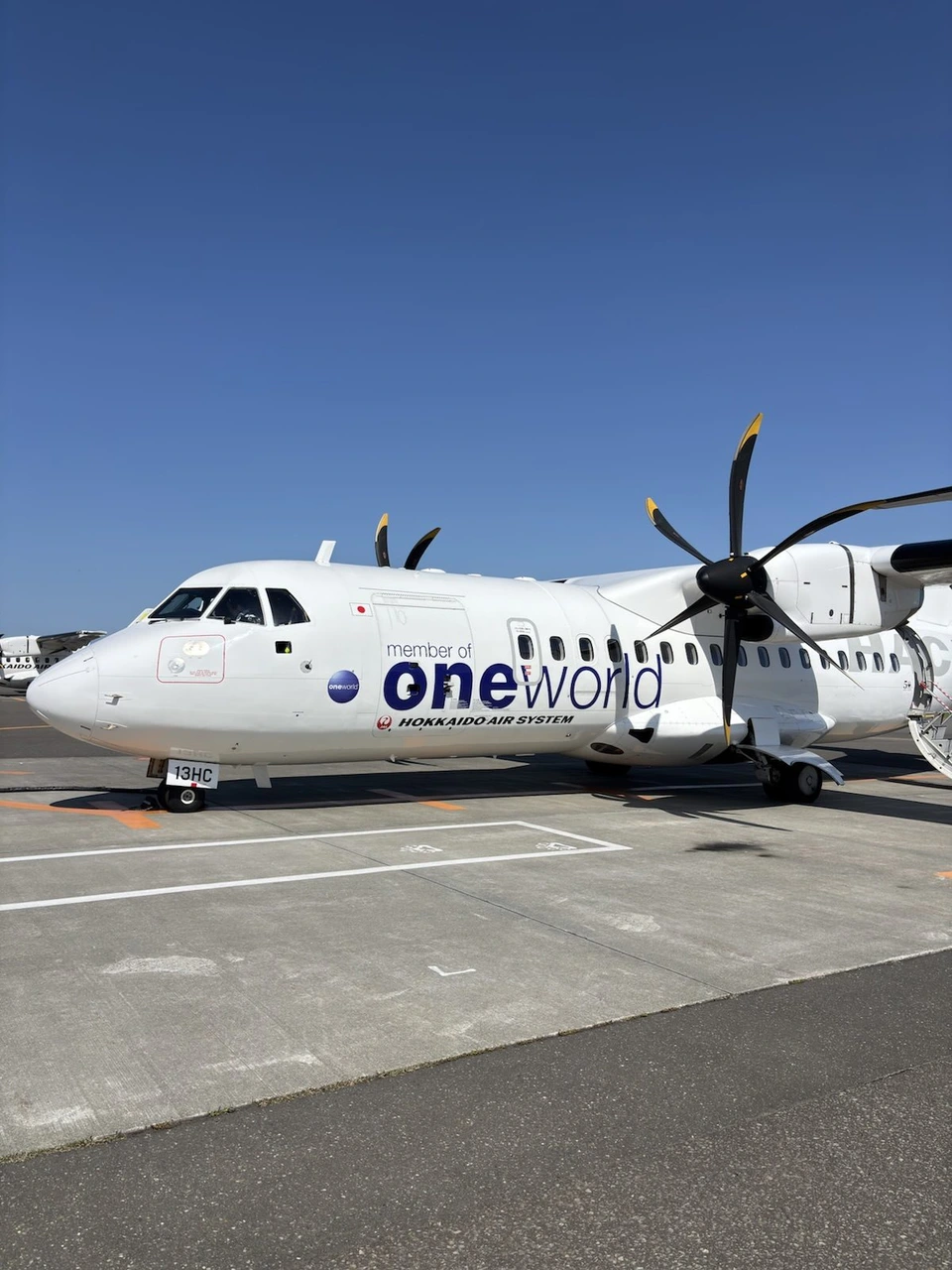 丘珠空港の駐機場に止まる、oneworld塗装のHACのATR42-600