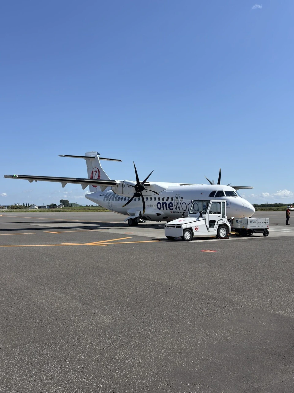 丘珠空港の駐機場に止まる、oneworld塗装のHACのATR42-600(JA13HC)