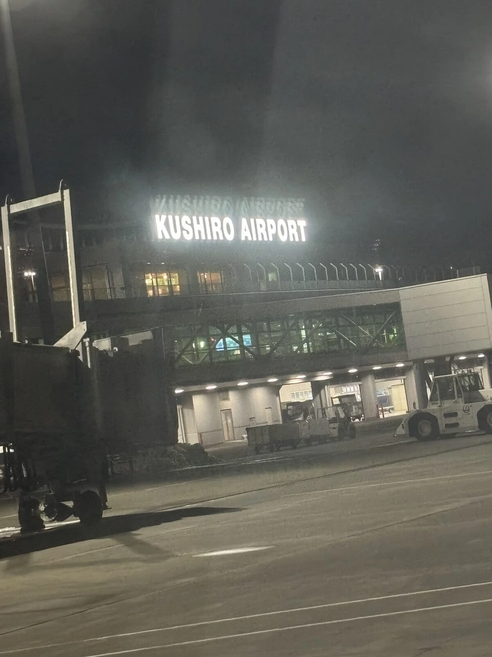 夜の釧路空港のターミナルとKUSHIRO AIRPORTの文字