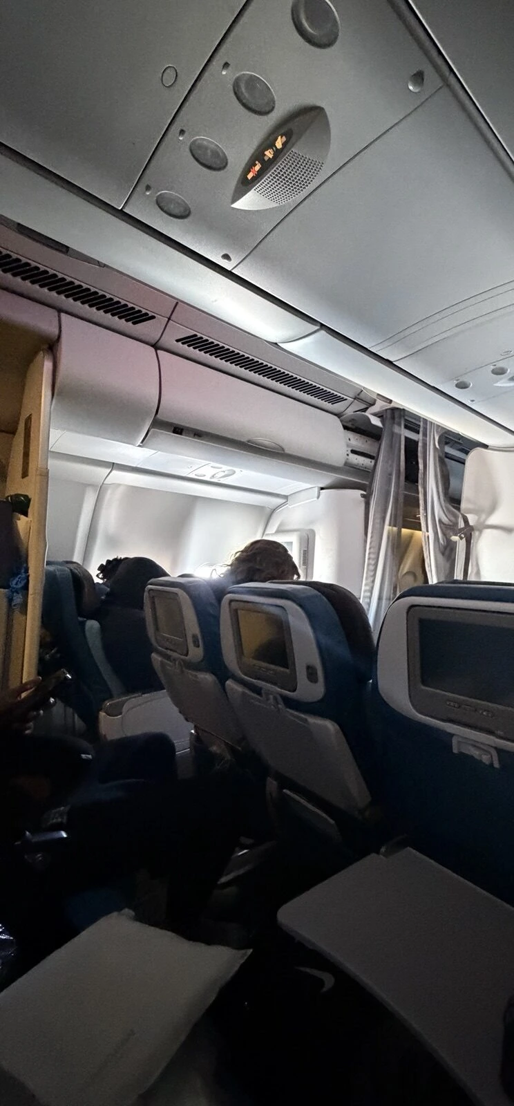 AS851(ハワイアン航空A330-200)のエコノミーの客室。座席の背面にモニター