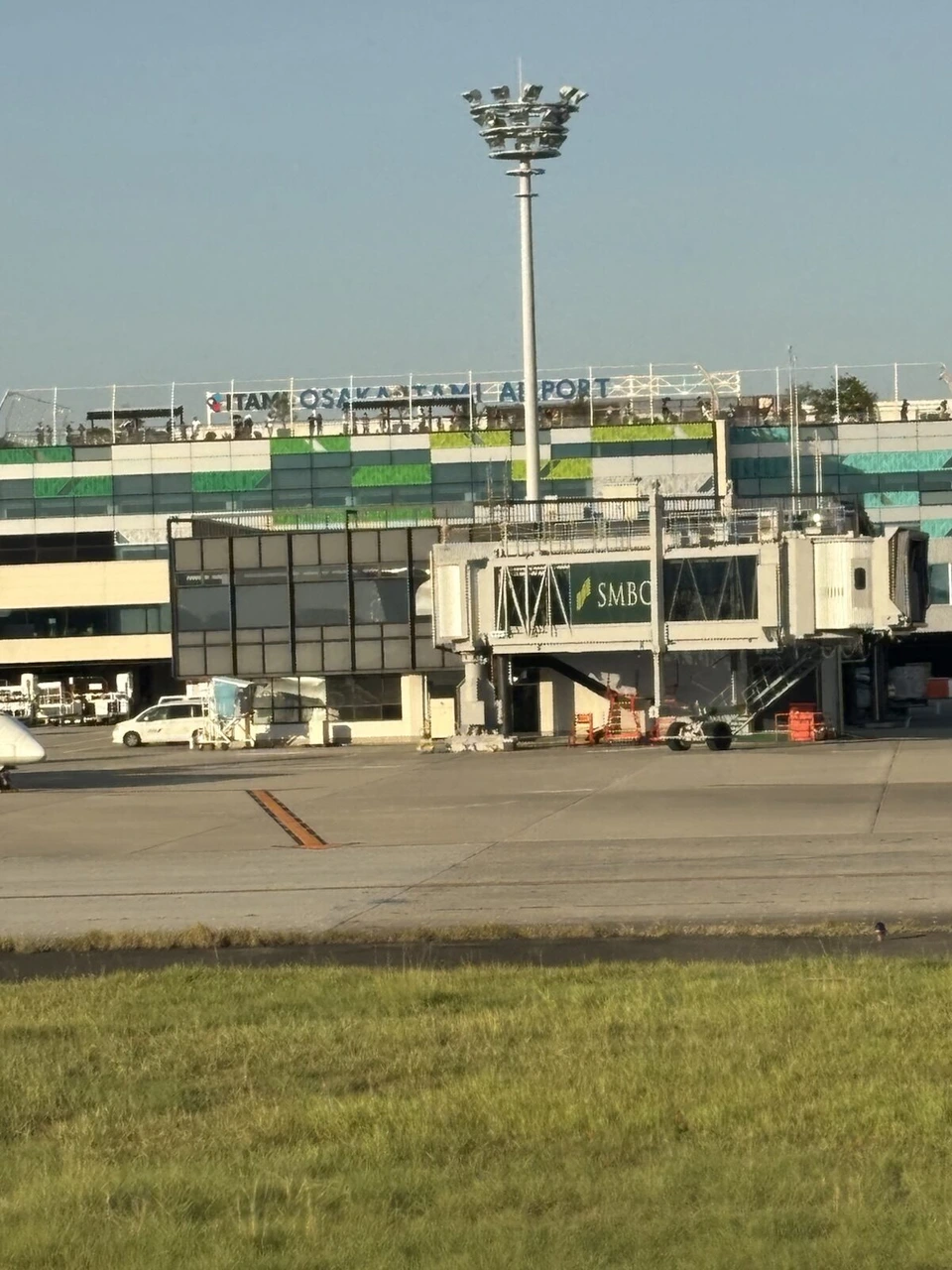 地上走行中の機内から見た伊丹空港のターミナルとボーディングブリッジ
