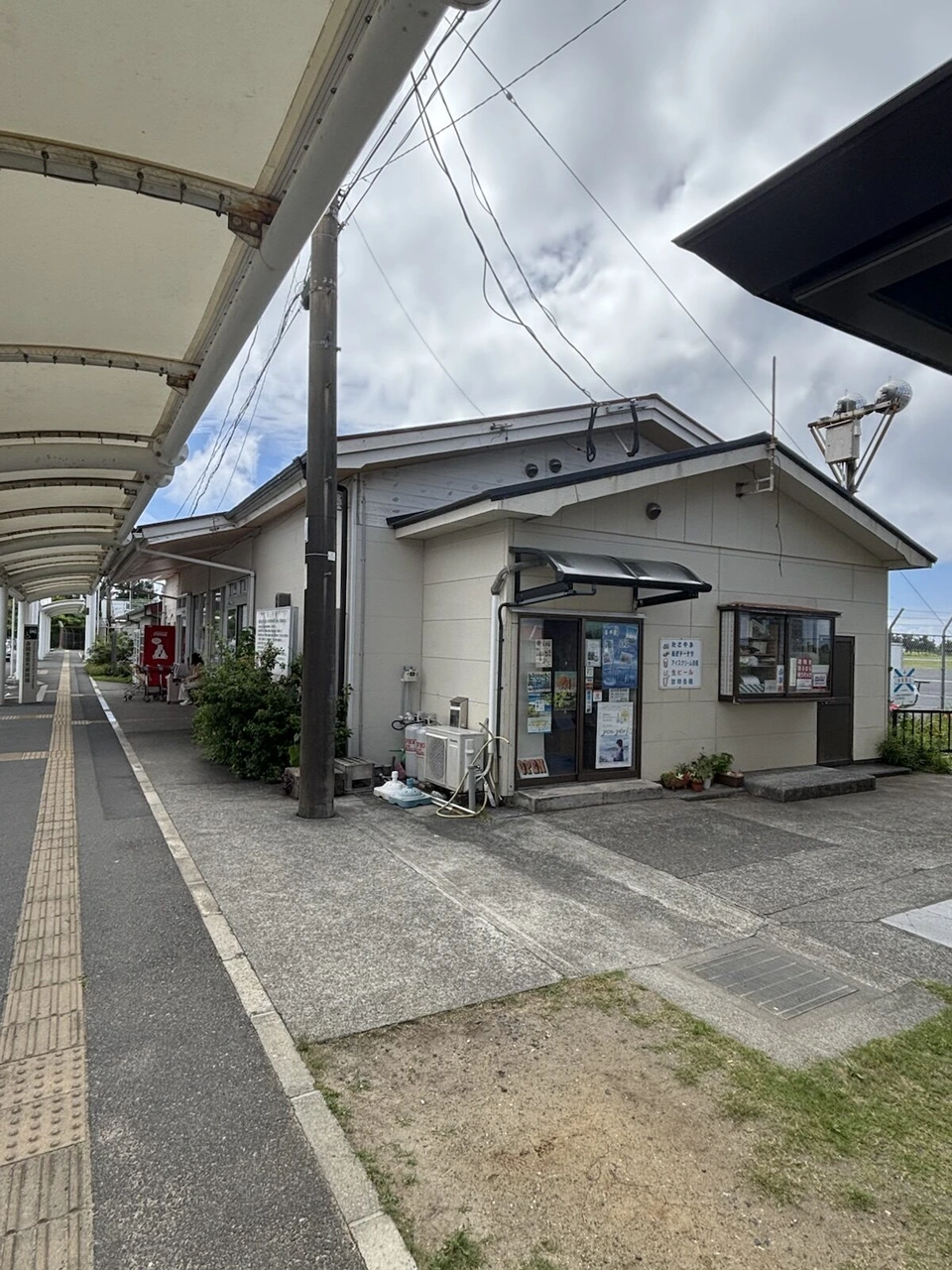 喜界空港ターミナルの外観。屋根付きの通路と平屋の建物