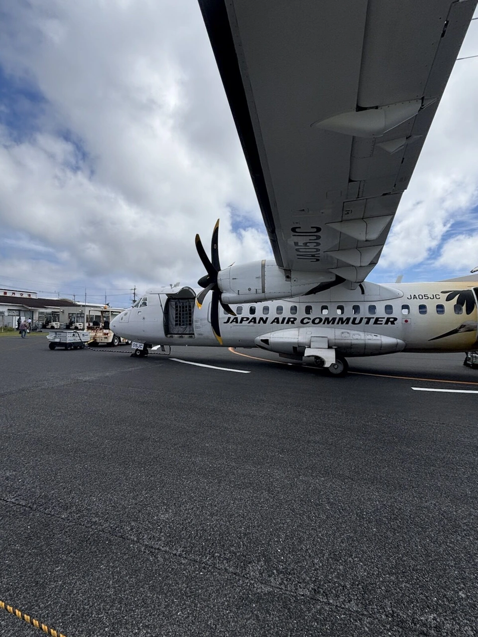 喜界空港の駐機場。主翼の下から見たJACのATR42-600