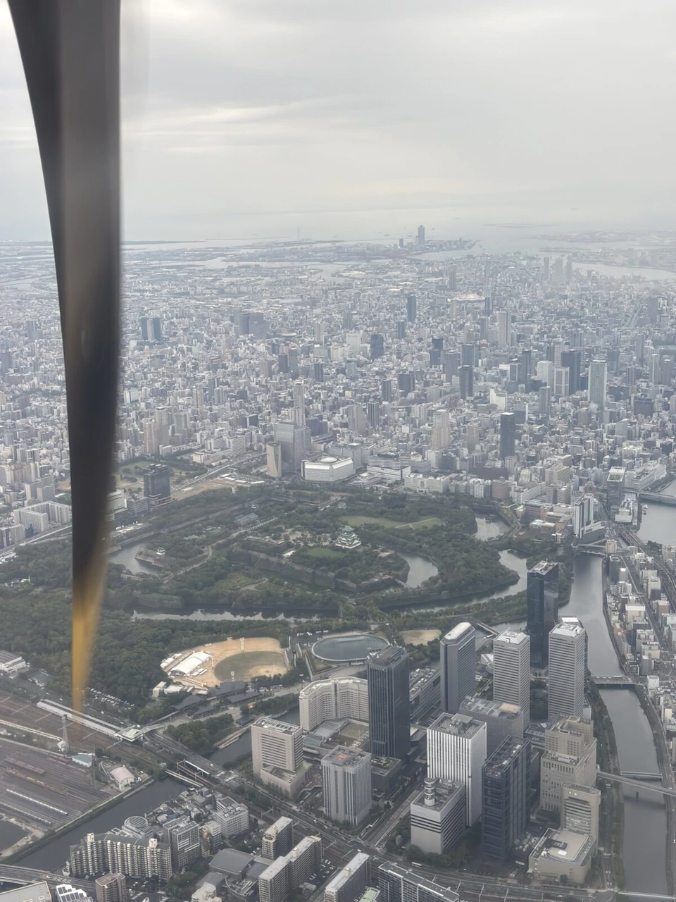 ATRのプロペラ越しに見た大阪城公園と大阪の街