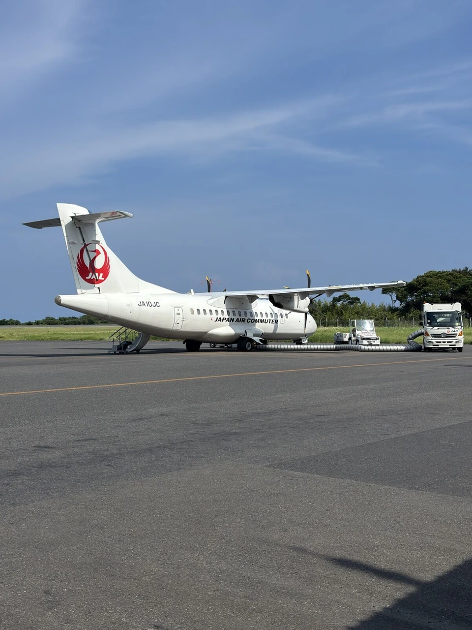屋久島空港の駐機場に止まるJACのATR42-600(JA10JC)