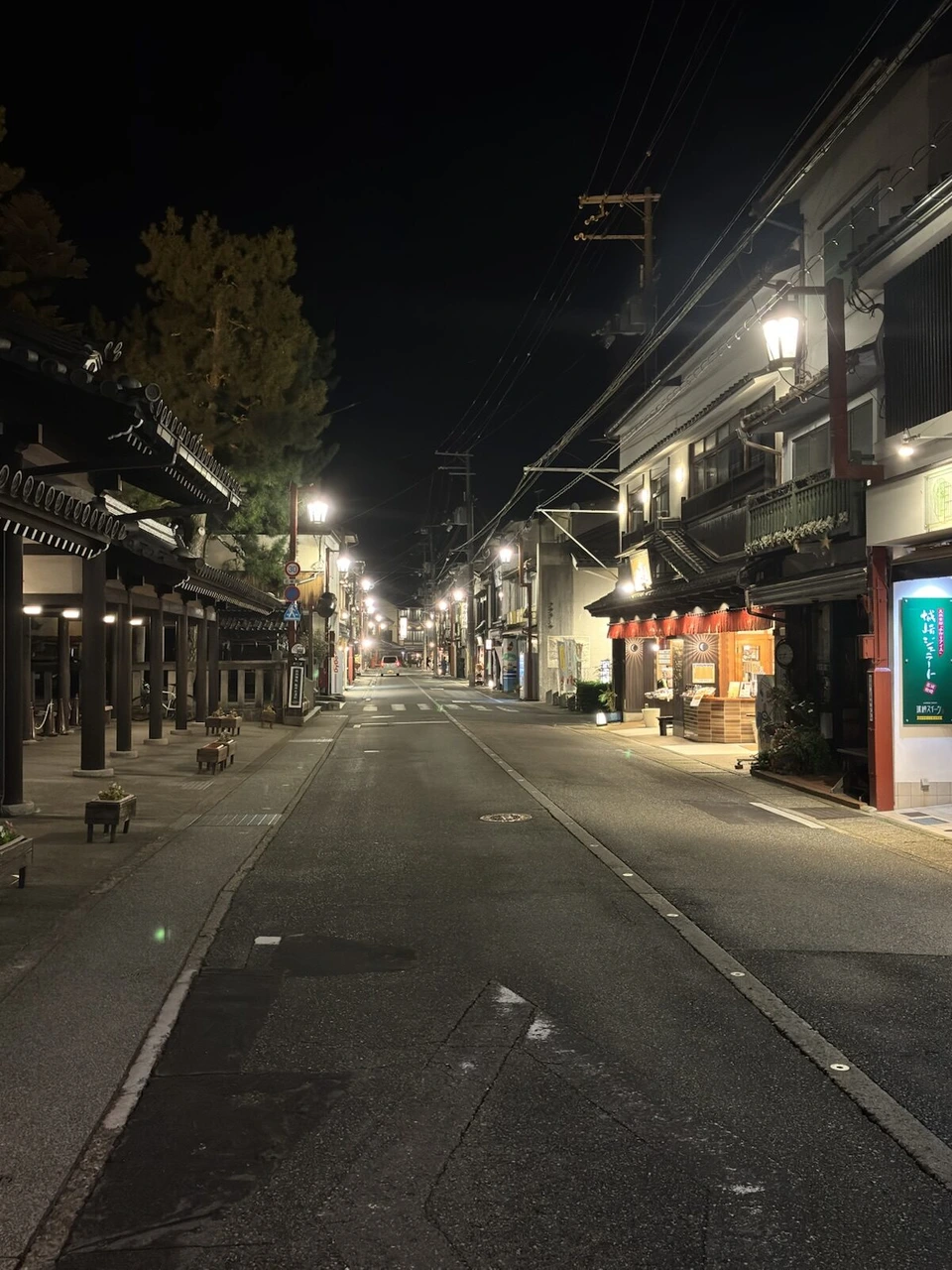 夜の城崎温泉の通り。街灯と旅館の明かりが続く