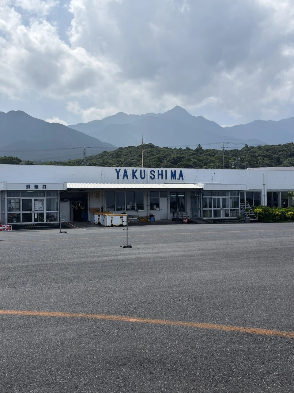 屋久島空港のターミナルの後ろにそびえる山々