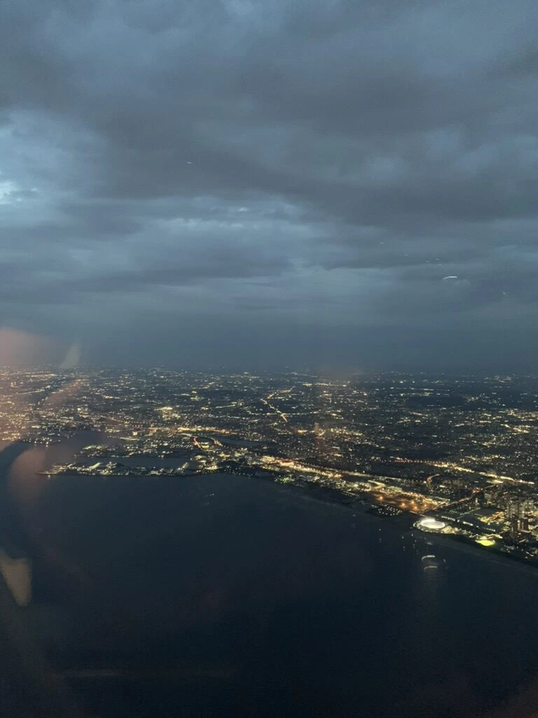 JL914の羽田着陸前の機窓から見た夕暮れの東京湾岸の街明かり