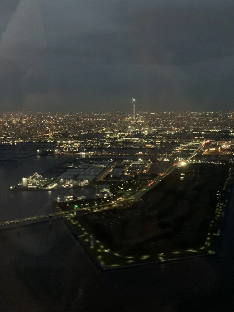 羽田に着陸する前のJL914の機窓から見た夜の東京。奥に東京スカイツリー