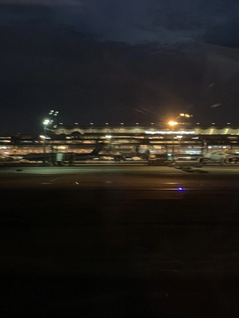 着陸後の機内から見た夜の羽田空港ターミナル
