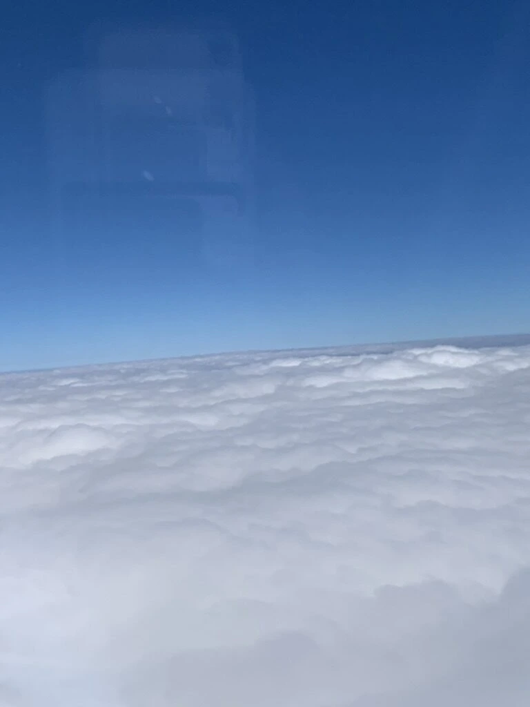 JL914の機窓から見た雲海と青空