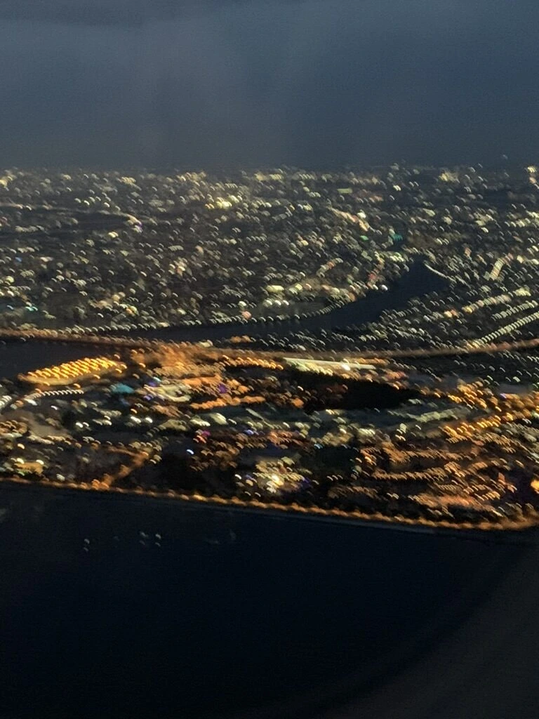 JL914の機窓から見た東京湾岸の夜景