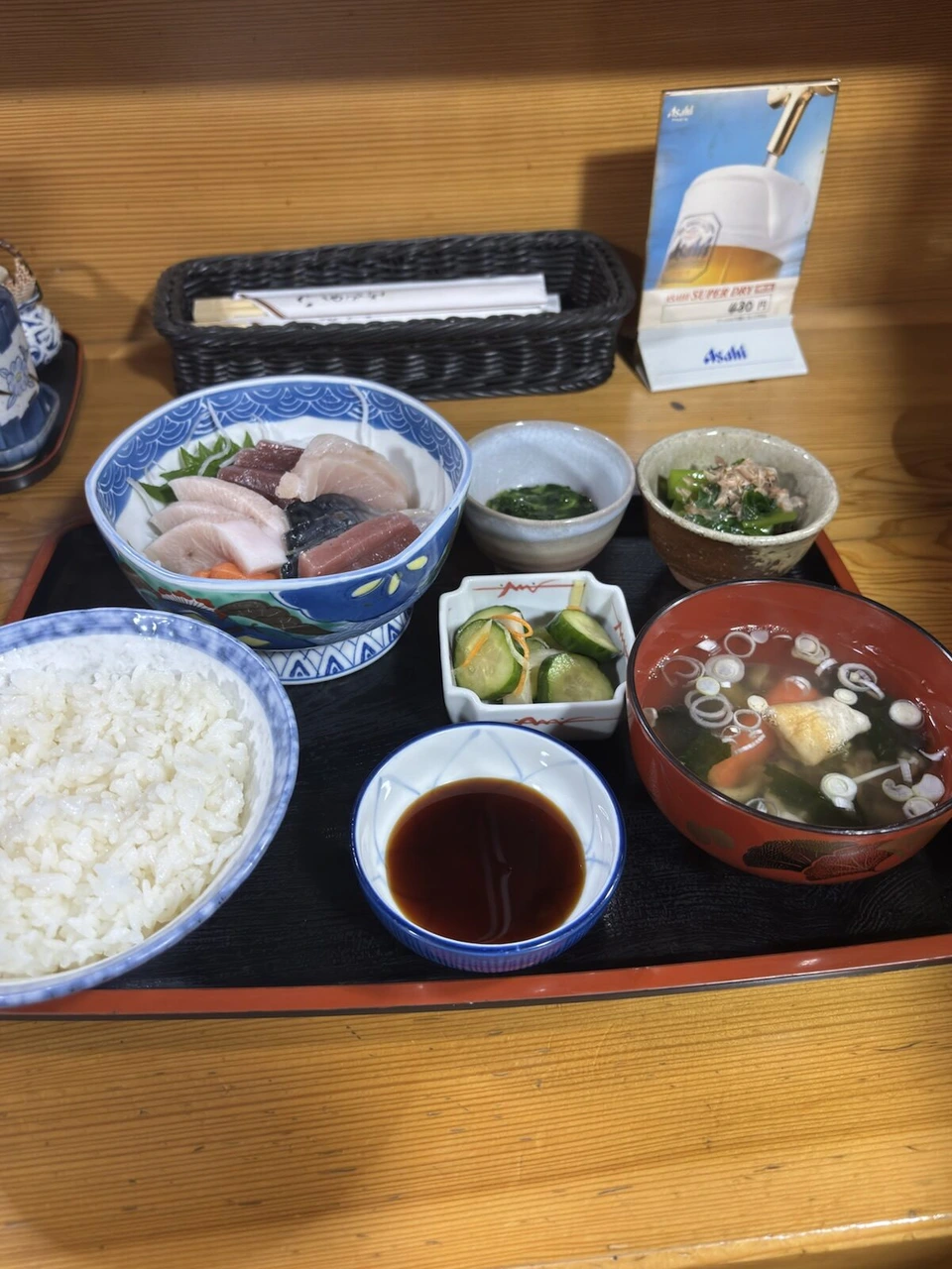 三沢市内の店の刺身定食。刺身の盛り合わせ、ご飯、お吸い物、小鉢