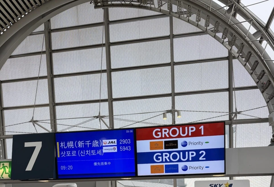 仙台空港の7番搭乗口の表示。札幌(新千歳)行きJAL2903、優先搭乗中の文字と、GROUP 1・GROUP 2の看板
