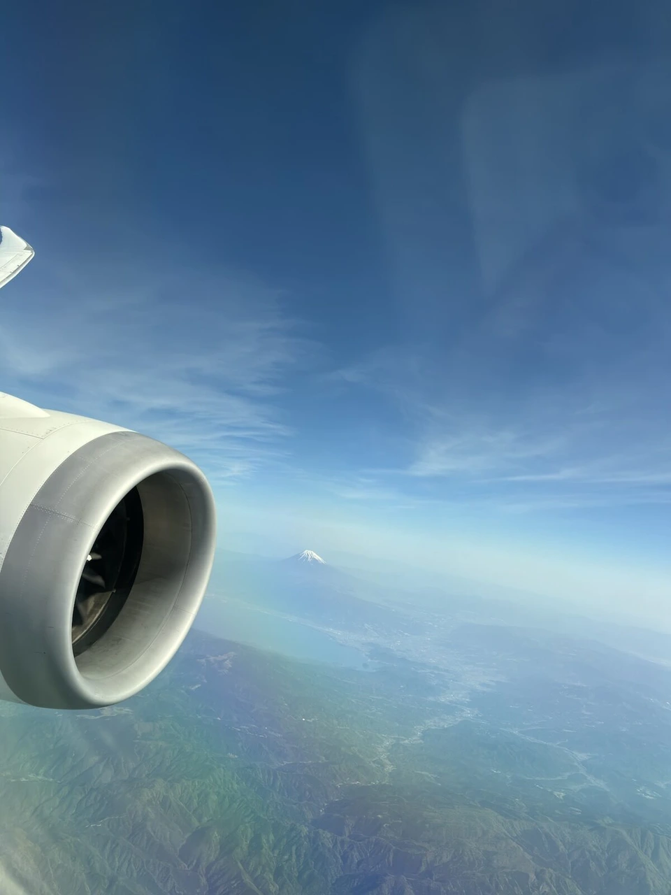 787のエンジンの向こうに見える雪の残る富士山