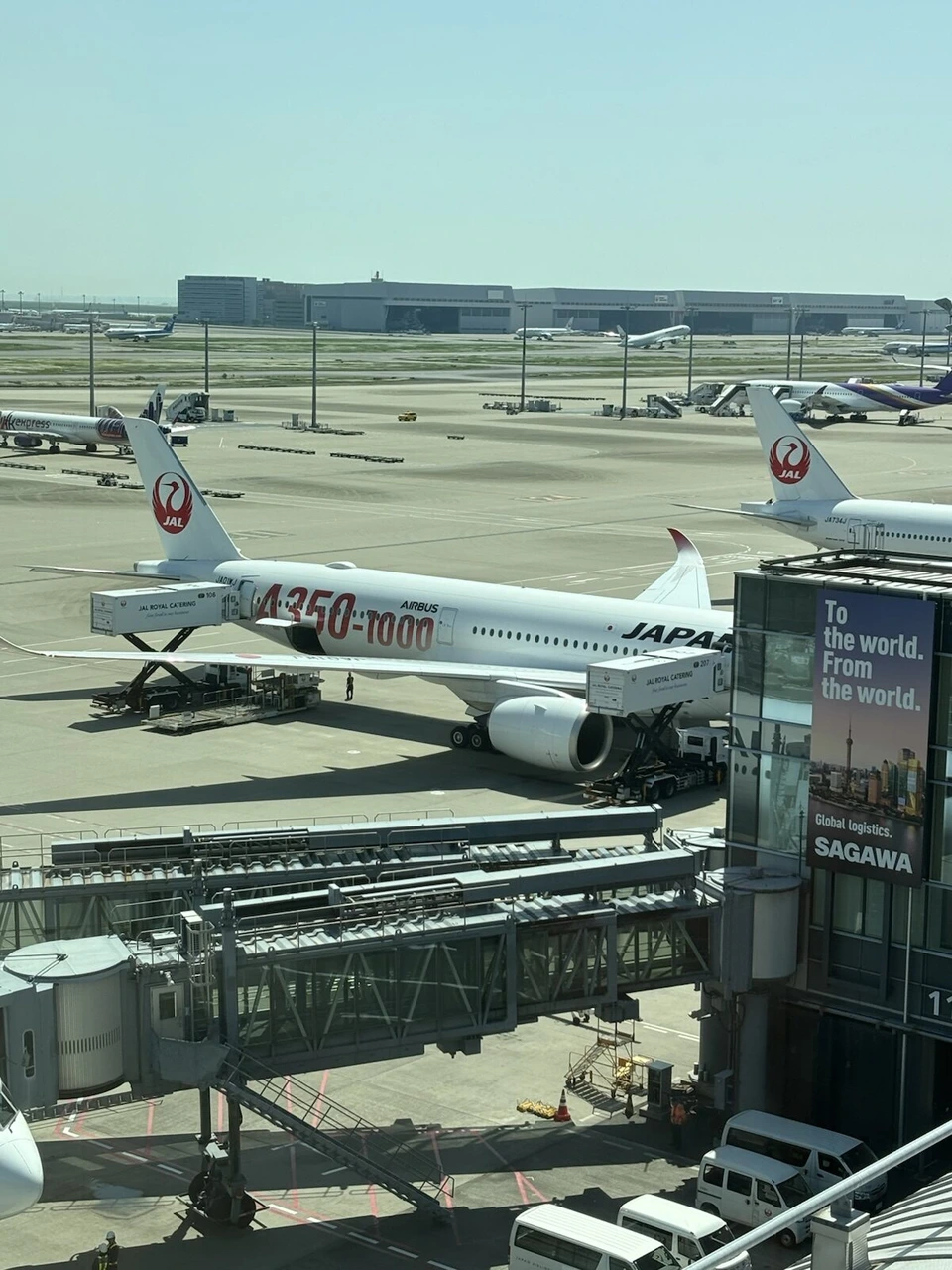 ラウンジの窓から見たゲートのA350-1000。奥に駐機場とJALの機体