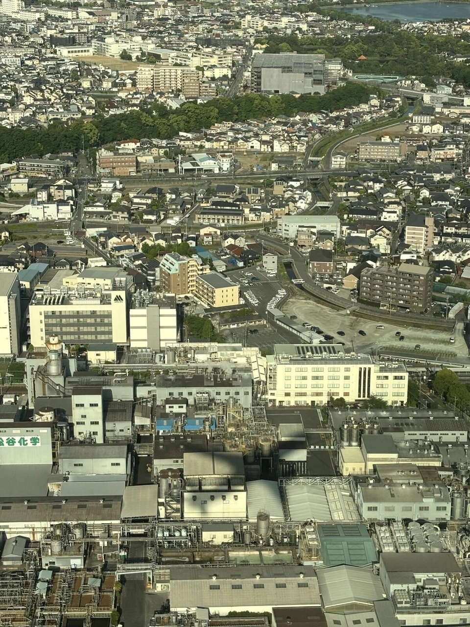 JL102の機窓から見下ろした大阪北部の住宅地と工場