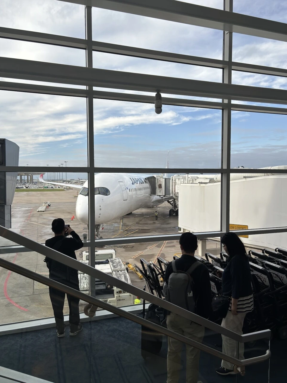 ダラス・フォートワース空港のターミナルの窓から見た、ゲートに着いたJALのA350