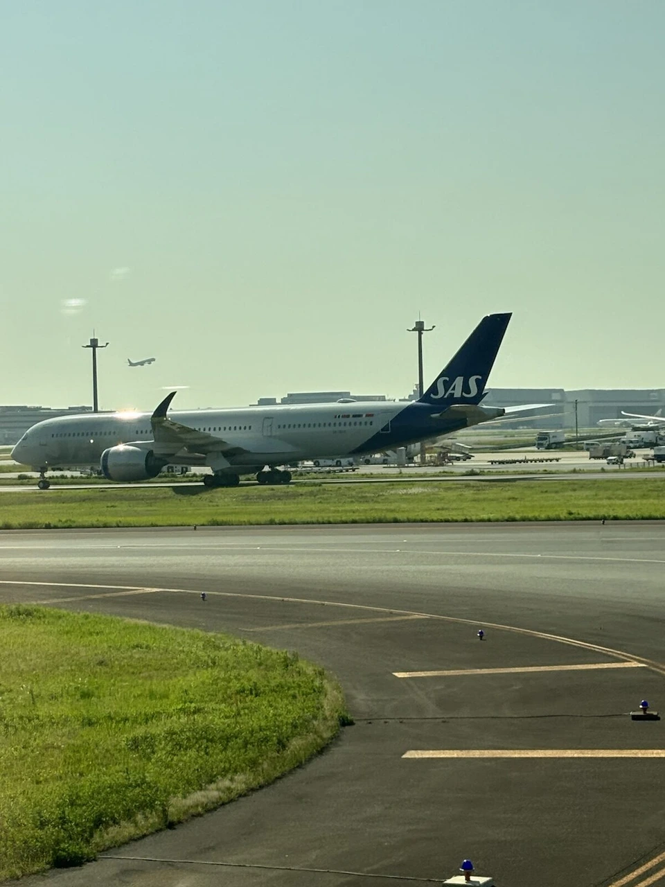羽田空港を地上走行するスカンジナビア航空のA350