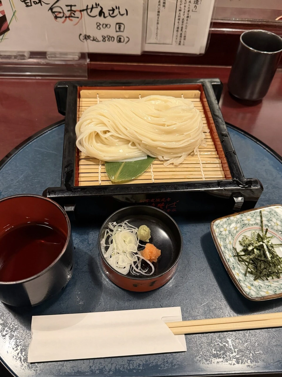 秋田空港の店で食べた稲庭うどんのざる。つゆ、ねぎ・わさび・もみじおろし、刻みのり