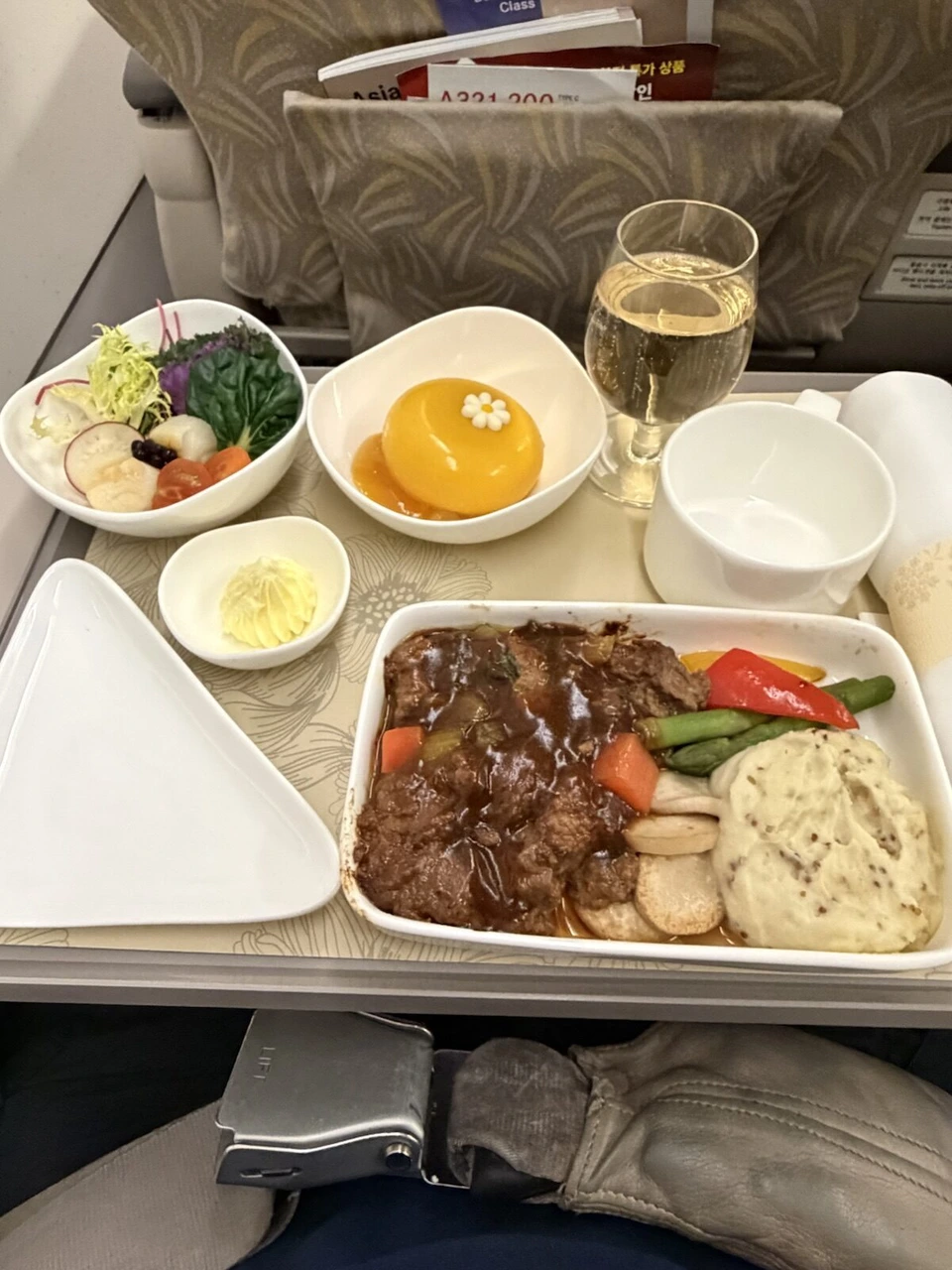 アシアナ航空OZ1165ビジネスクラスの機内食トレーと白ワインのグラス