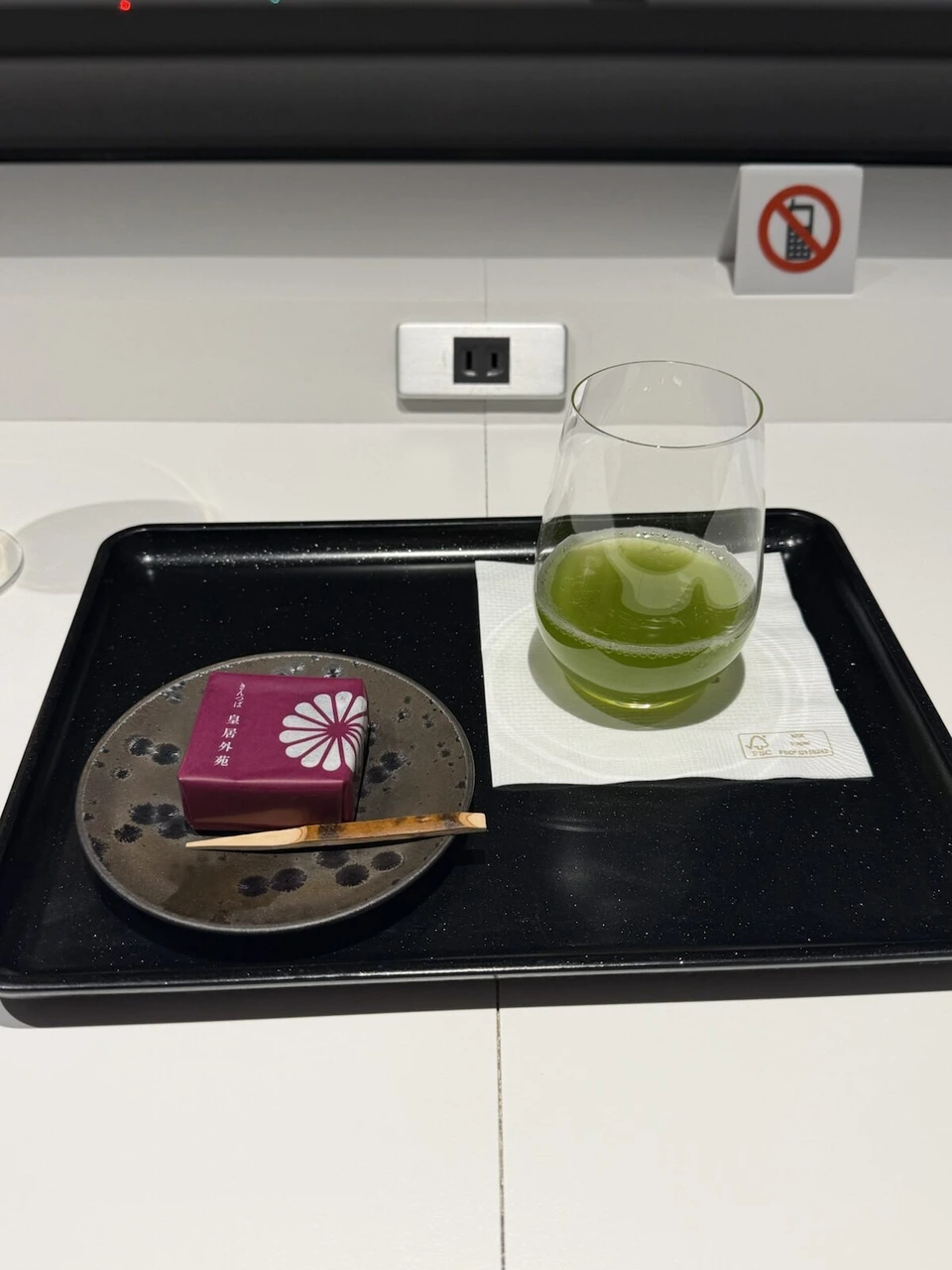 グラスの煎茶と、包装された和菓子のきんつば