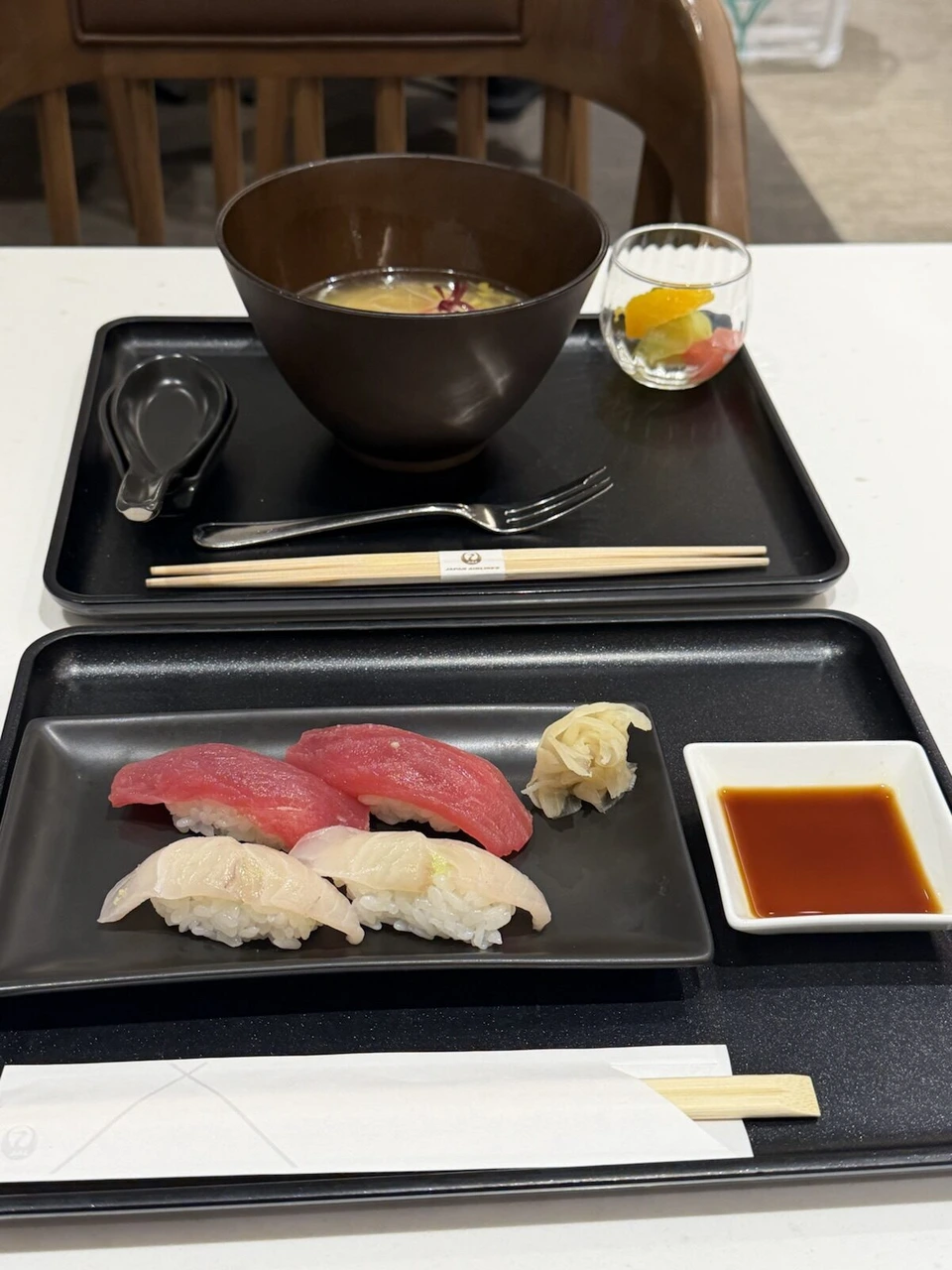 握り寿司4貫と温かい汁物、漬物の小鉢
