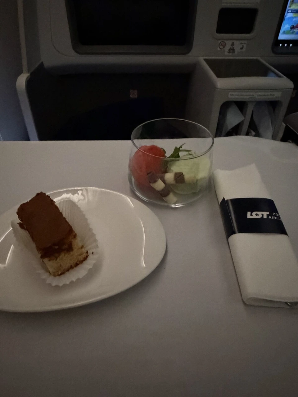 ココアのかかったケーキと、グラスに入った赤と緑のシャーベット