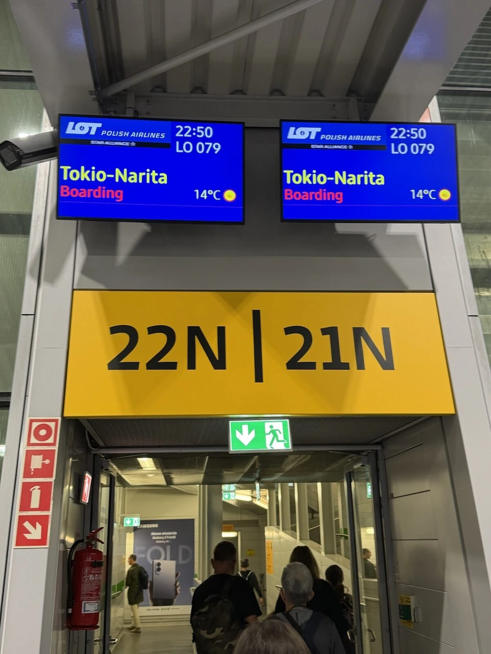 ゲート21Nと22Nの案内。上のモニターに22:50 LO 079 Tokio-Narita Boarding、14℃の表示